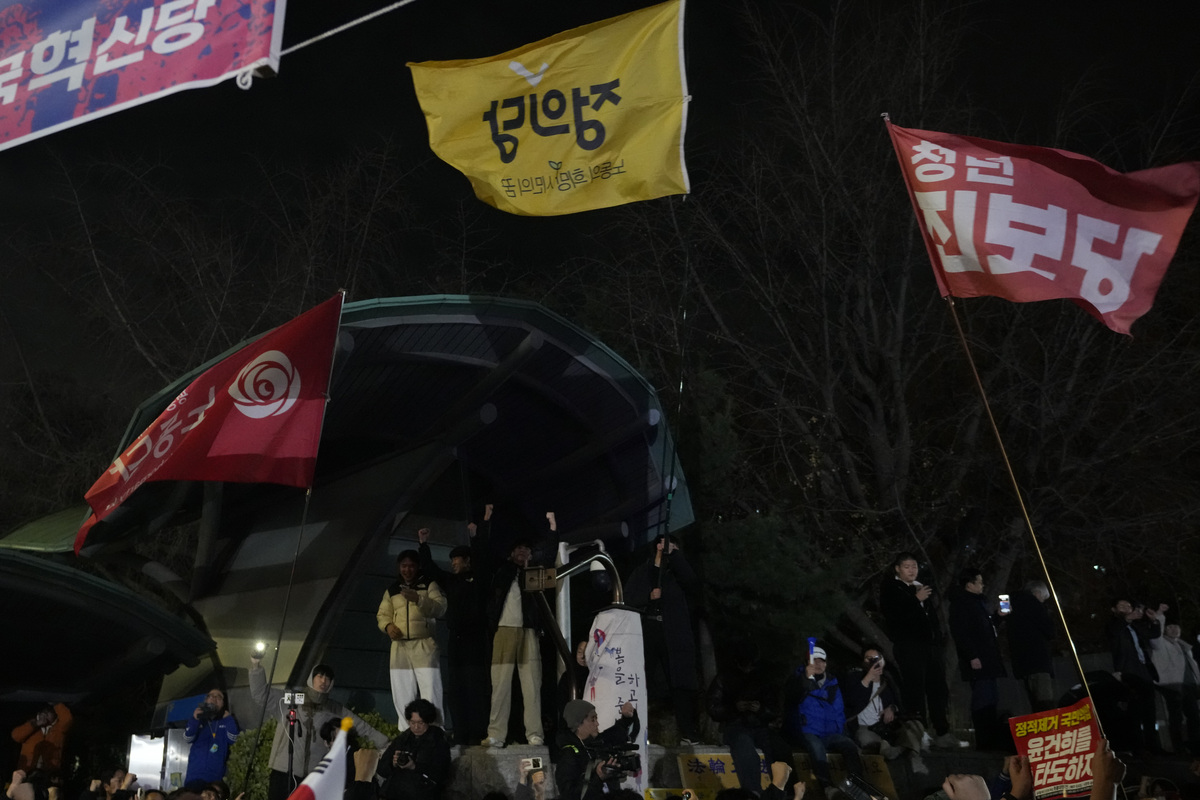 Corea del Sud, tensione alle stelle dopo la revoca della legge marziale. Il presidente Yoon verso l’impeachment. La Borsa di Seul resiste al caos: chiude a -1,44%