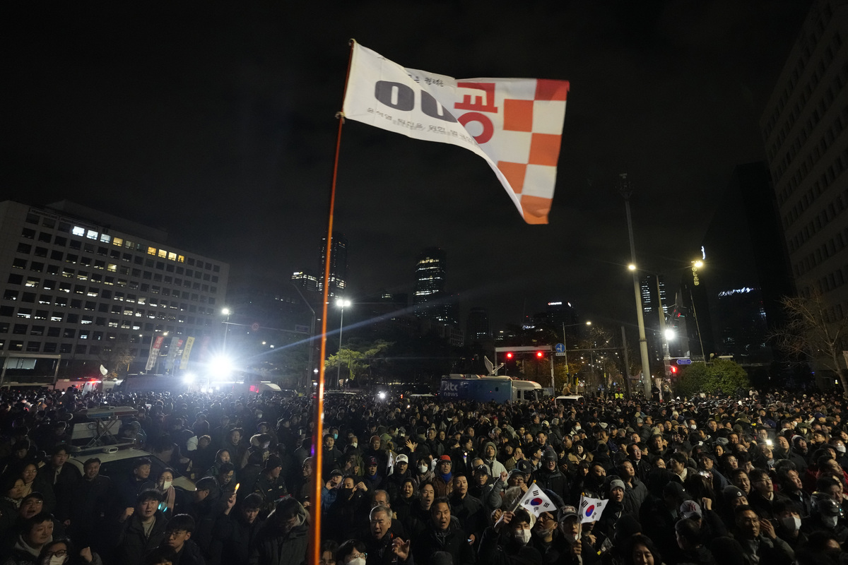 Corea del Sud, tensione alle stelle dopo la revoca della legge marziale. Il presidente Yoon verso l’impeachment. La Borsa di Seul resiste al caos: chiude a -1,44%