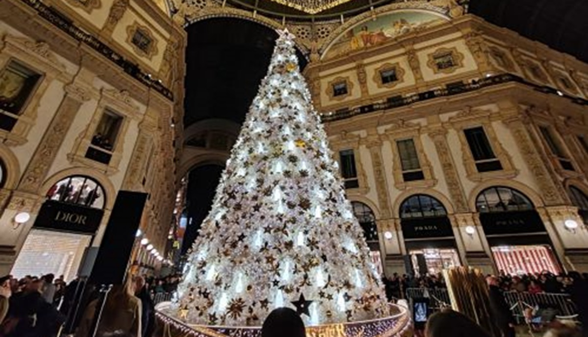 Milano, l’accensione dell’Albero di Natale in Galleria. VIDEO Milano, l’accensione dell’Albero di Natale in Galleria. VIDEO