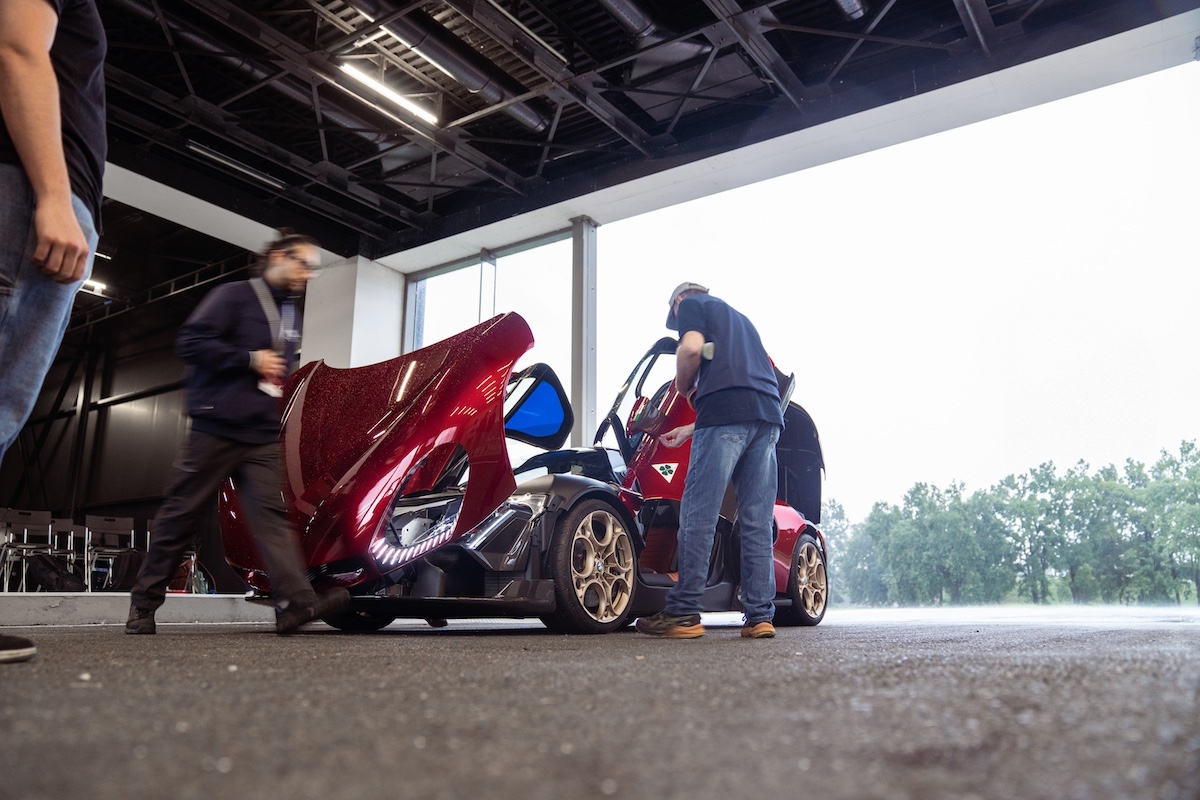Valtteri Bottas al volante della nuova Alfa Romeo 33 Stradale Valtteri Bottas al volante della nuova Alfa Romeo 33 Stradale