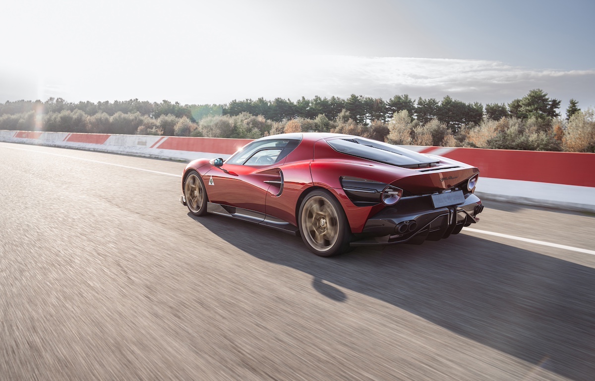 Valtteri Bottas al volante della nuova Alfa Romeo 33 Stradale Valtteri Bottas al volante della nuova Alfa Romeo 33 Stradale