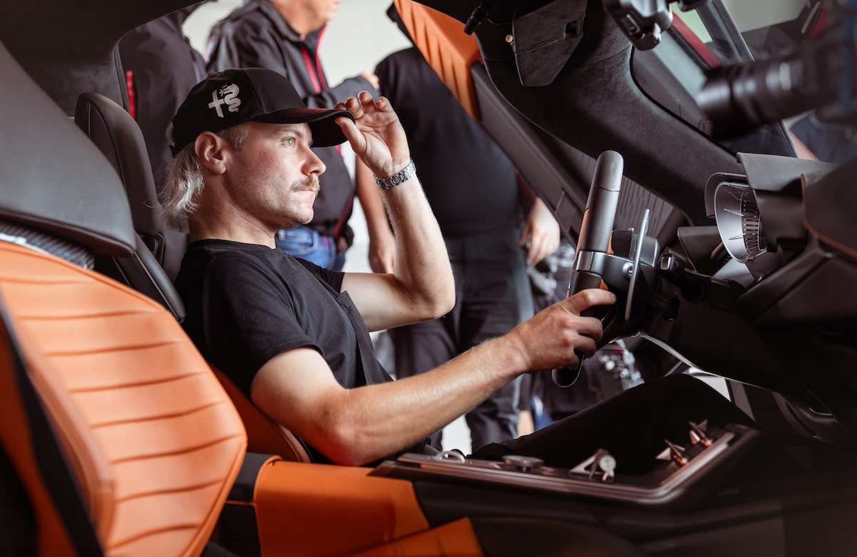Valtteri Bottas al volante della nuova Alfa Romeo 33 Stradale Valtteri Bottas al volante della nuova Alfa Romeo 33 Stradale