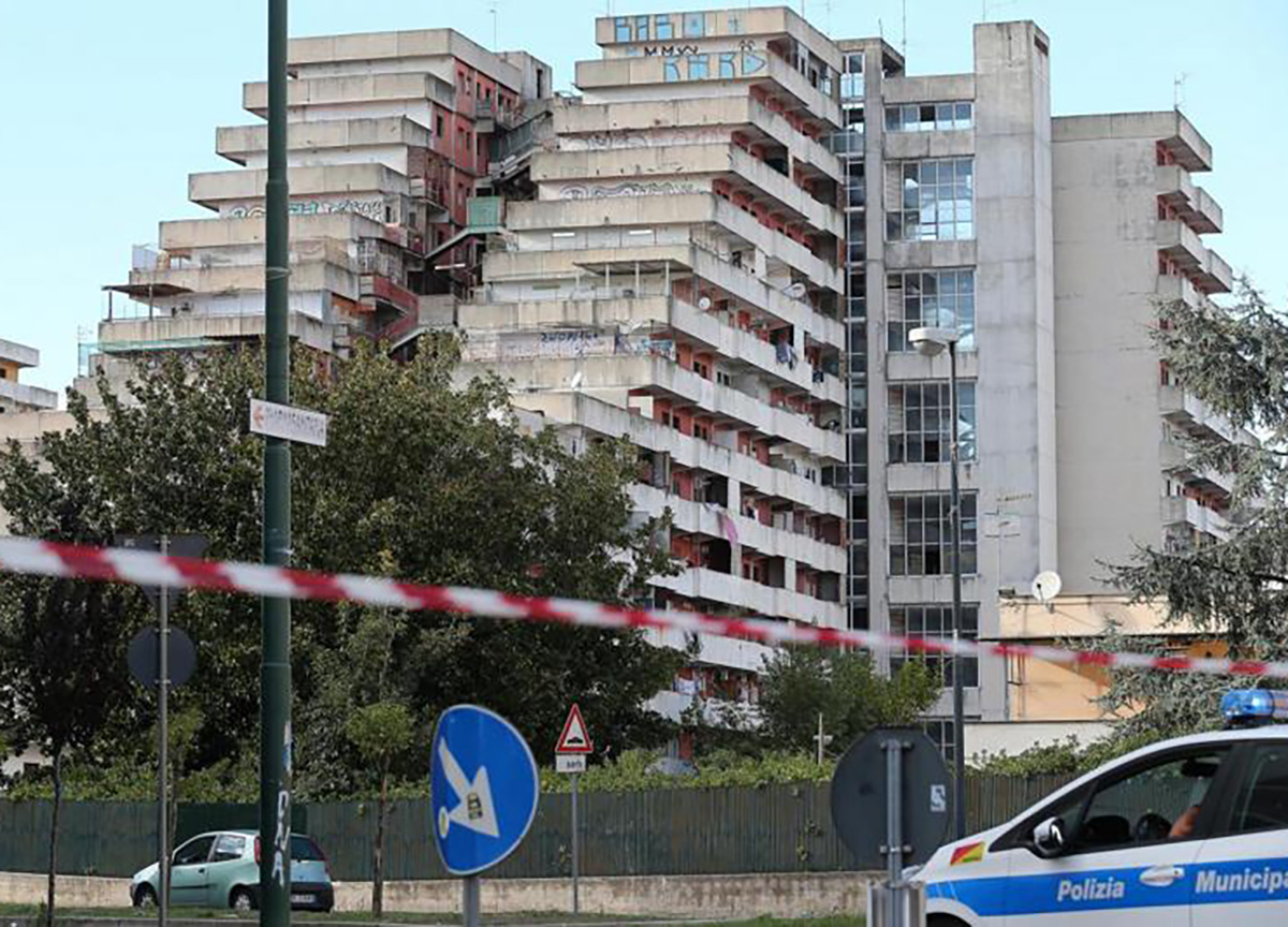 Scampia: sgomberi alla vela gialla, poi toccherà alla rossa. Saranno demoliti i simboli di Gomorra Scampia: sgomberi alla vela gialla, poi toccherà alla rossa. Saranno demoliti i simboli di Gomorra