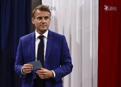 Francia sottosopra e Macron in bilico, disastro Stellantis e boom del bitcoin: l’attualità in pillole