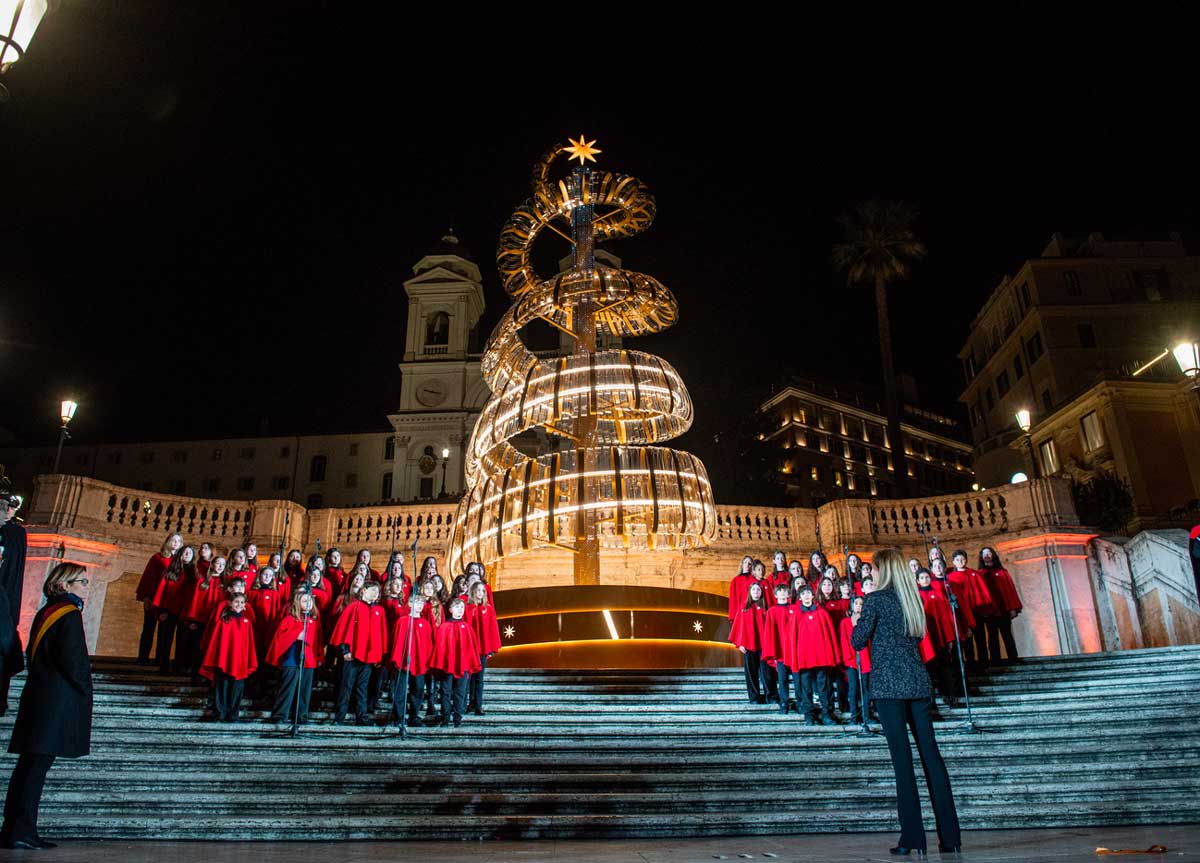 Natale a Roma, la grande abbuffata, nella hit dei regali l’enogastronomia, poi l’abbigliamento. L’on line pesa per il 12% Natale a Roma, la grande abbuffata, nella hit dei regali l’enogastronomia, poi l’abbigliamento. L’on line pesa per il 12%