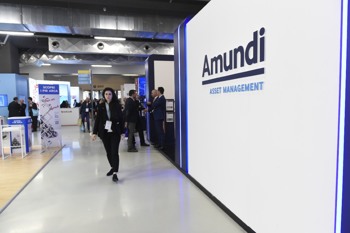 Amundi mette nel mirino Allianz e tratta per acquisire la divisione Global Investors. Nascerebbe un gigante da 2.500 miliardi nel risparmio gestito Amundi mette nel mirino Allianz e tratta per acquisire la divisione Global Investors. Nascerebbe un gigante da 2.500 miliardi nel risparmio gestito