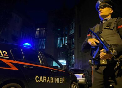 Milano, rissa davanti alla caserma dei carabinieri: sei feriti