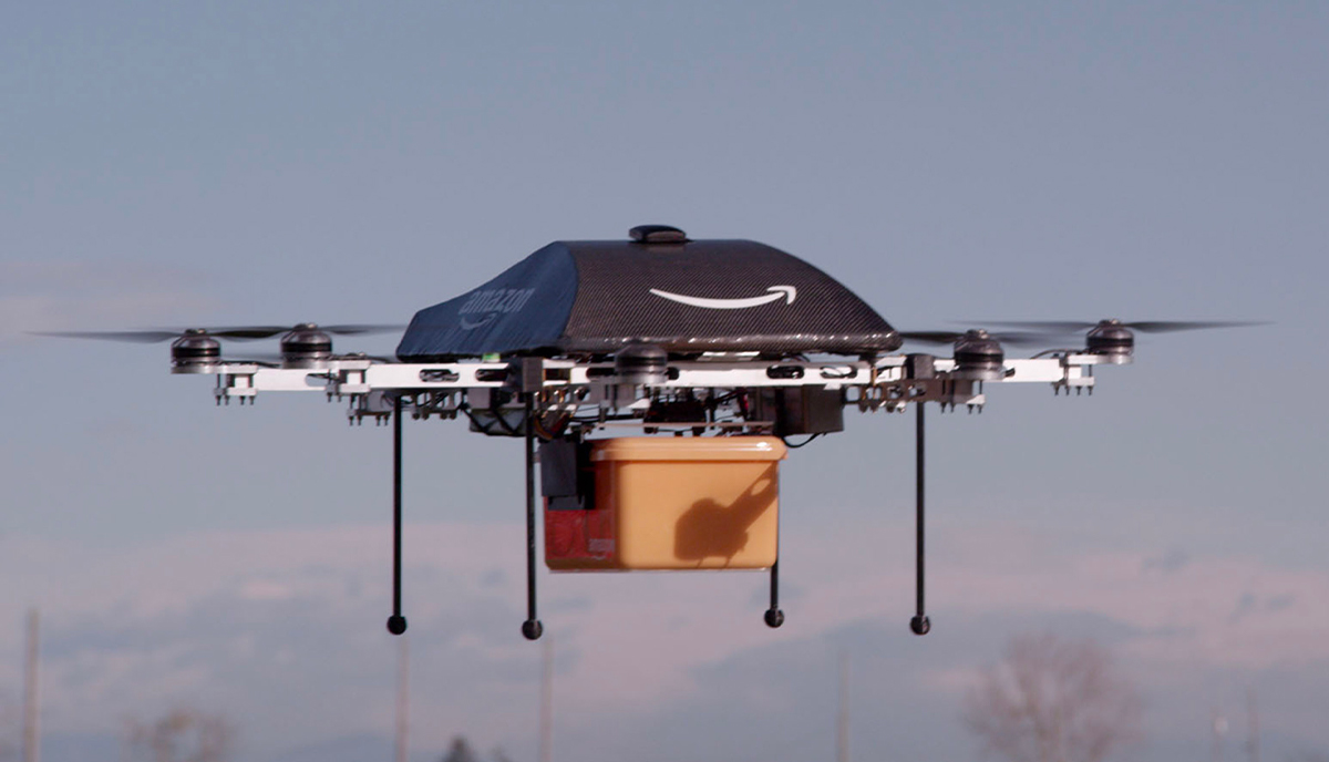 Addio ai corrieri, parte la rivoluzione nei cieli: Amazon consegna i pacchi con i droni. Il primo test in Italia Addio ai corrieri, parte la rivoluzione nei cieli: Amazon consegna i pacchi con i droni. Il primo test in Italia