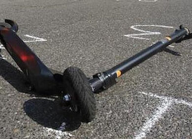 Milano, incidente sul monopattino elettrico: è grave un 20enne