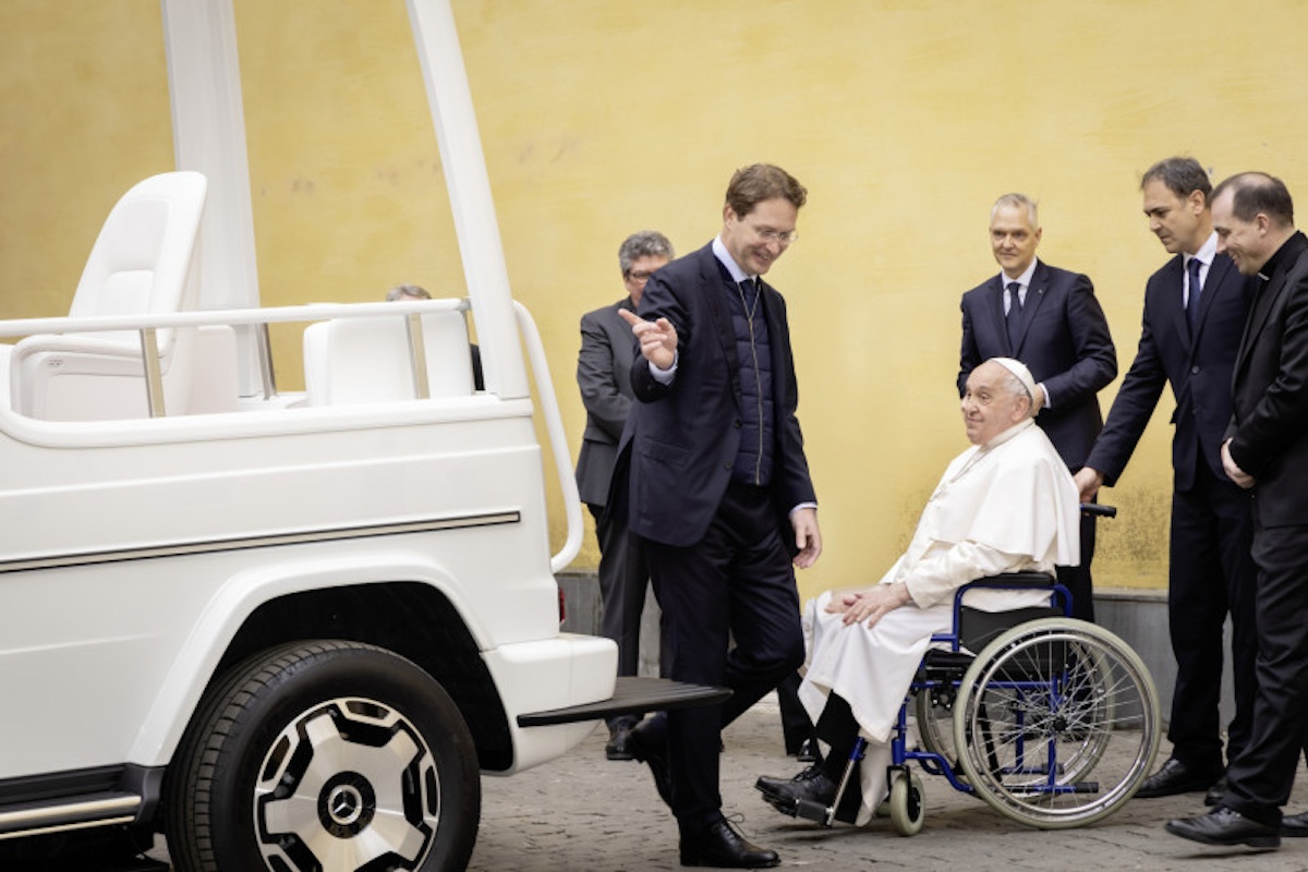 Papa Francesco riceve la prima papamobile elettrica da Mercedes