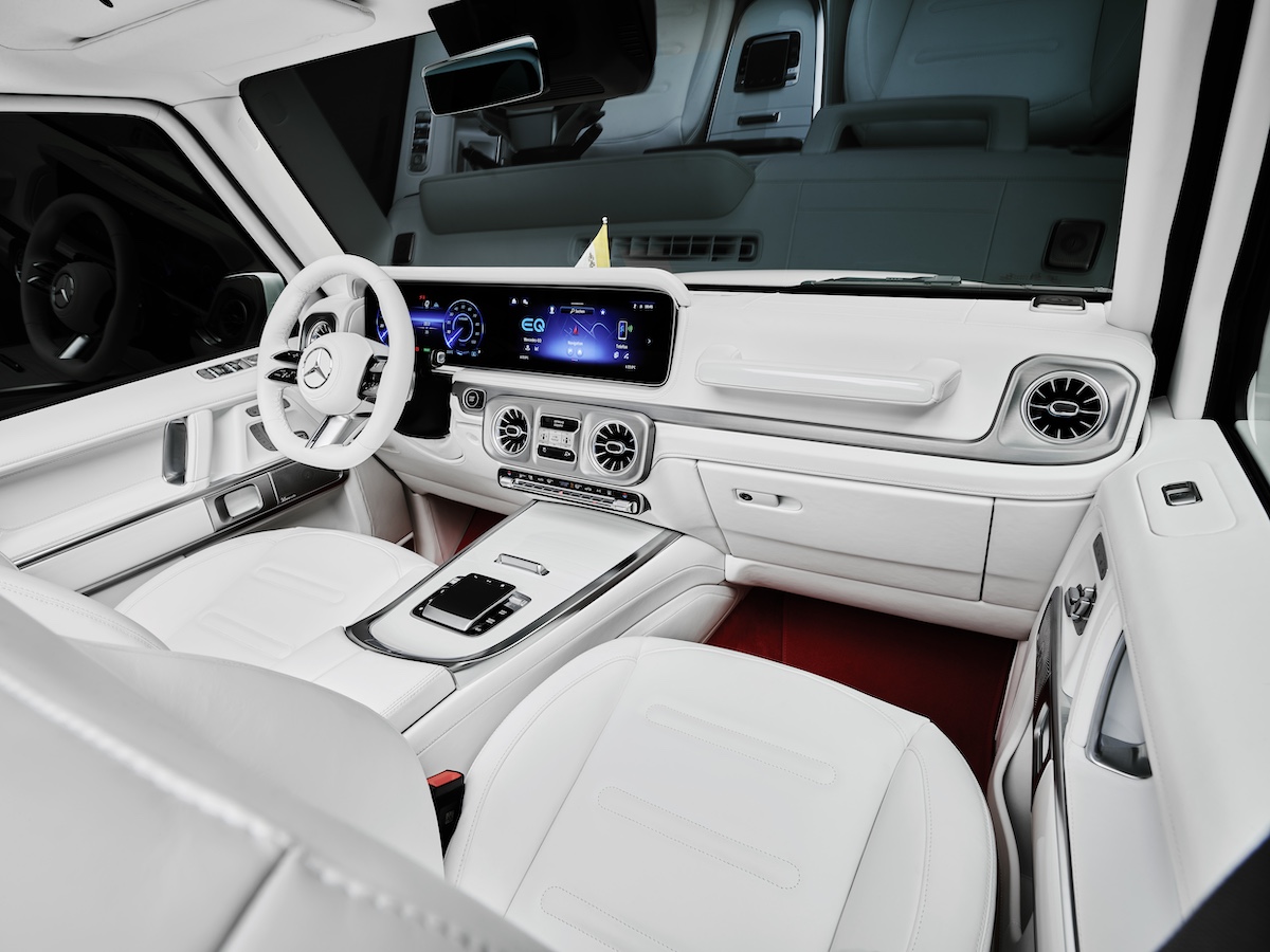 Papa Francesco riceve la prima papamobile elettrica da Mercedes