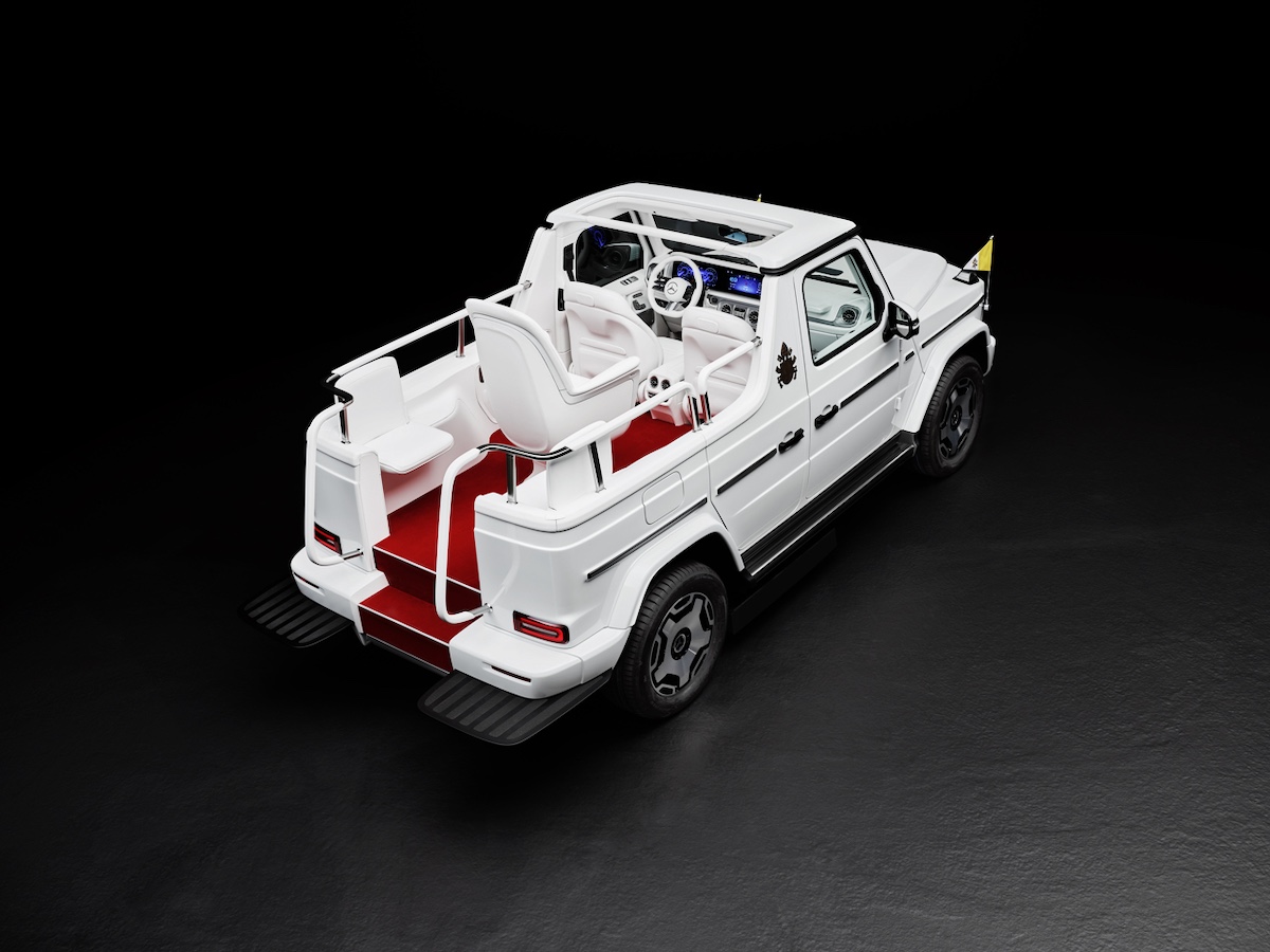 Papa Francesco riceve la prima papamobile elettrica da Mercedes