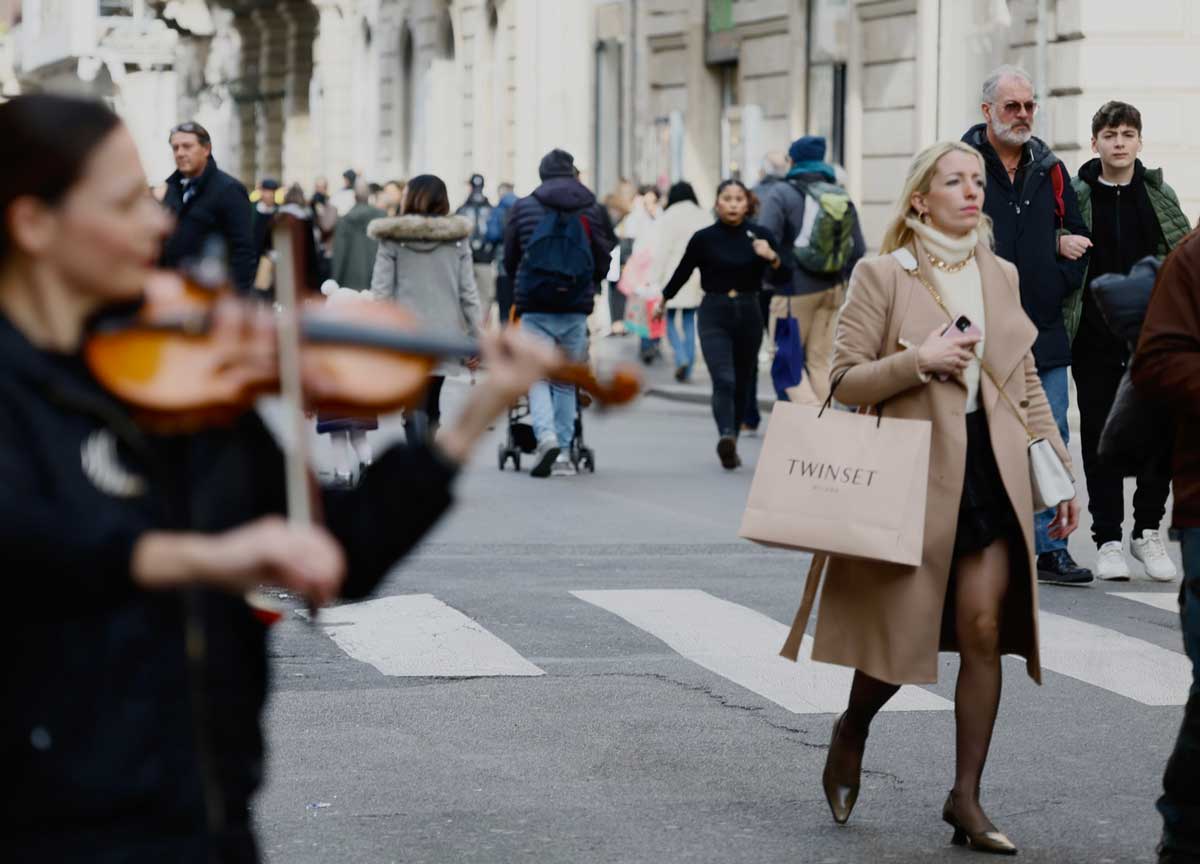 Natale a Roma, la grande abbuffata, nella hit dei regali l’enogastronomia, poi l’abbigliamento. L’on line pesa per il 12% Natale a Roma, la grande abbuffata, nella hit dei regali l’enogastronomia, poi l’abbigliamento. L’on line pesa per il 12%