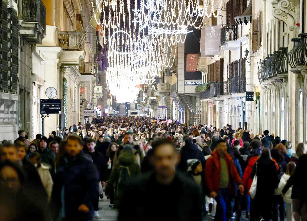 Natale a Roma, la grande abbuffata, nella hit dei regali l’enogastronomia, poi l’abbigliamento. L’on line pesa per il 12% Natale a Roma, la grande abbuffata, nella hit dei regali l’enogastronomia, poi l’abbigliamento. L’on line pesa per il 12%