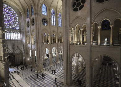 Notre Dame è troppo bianca. La cattedrale di Parigi dopo il restauro ha perso il suo “sporco” fascino