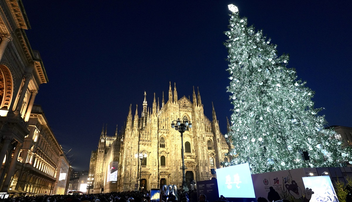 Milano, acceso in Duomo l’Albero dei Giochi. VIDEO Milano, acceso in Duomo l’Albero dei Giochi. VIDEO