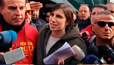 Stellantis, via ai licenziamenti a Trasnova: 97 persone a casa senza lavoro. Schlein tra gli operai: “Elkann venga in Parlamento a dare risposte”