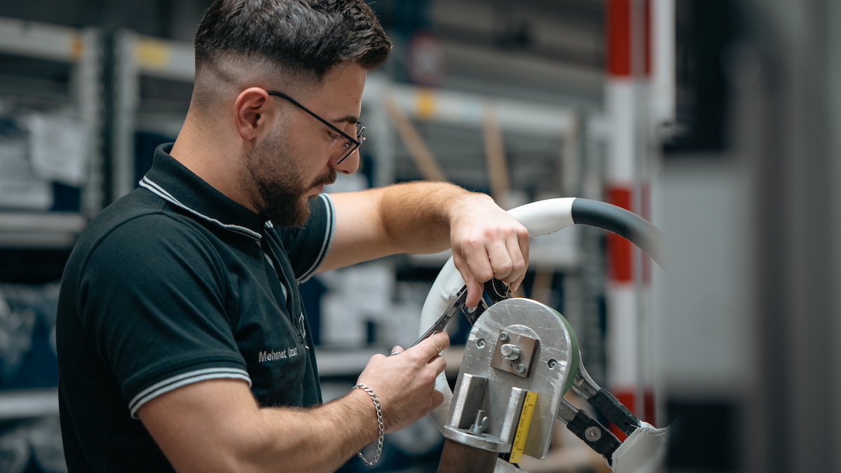 Mercedes-Benz MANUFAKTUR: L’artigianato incontra l’innovazione a Sindelfingen Mercedes-Benz MANUFAKTUR: L’artigianato incontra l’innovazione a Sindelfingen