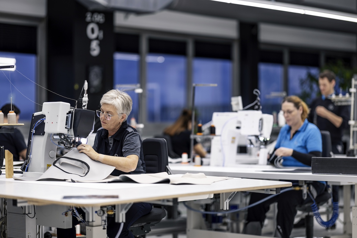 Mercedes-Benz MANUFAKTUR: L’artigianato incontra l’innovazione a Sindelfingen Mercedes-Benz MANUFAKTUR: L’artigianato incontra l’innovazione a Sindelfingen