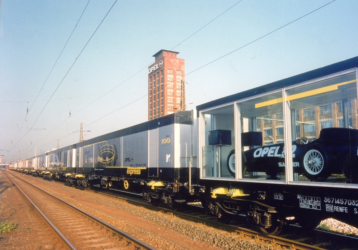 Opel Millennium Express: il treno-esposizione che ha celebrato 100 anni di innovazione Opel Millennium Express: il treno-esposizione che ha celebrato 100 anni di innovazione