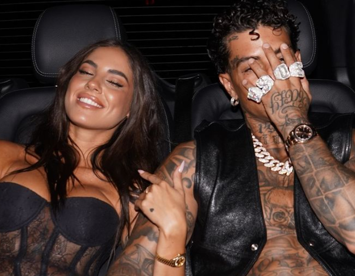 Tony Effe, il rapper è davvero innamorato: mega diamante da 30 mila euro alla sua fidanzata Giulia De Lellis Tony Effe, il rapper è davvero innamorato: mega diamante da 30 mila euro alla sua fidanzata Giulia De Lellis