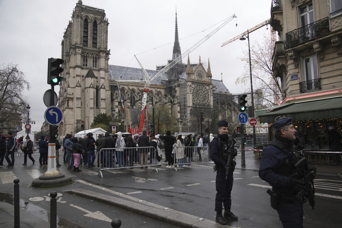 Notre Dame riapre i battenti, leader da tutto il mondo: da Trump a Zelensky, presenti Meloni e Mattarella. In arrivo (a sorpresa) Elon Musk