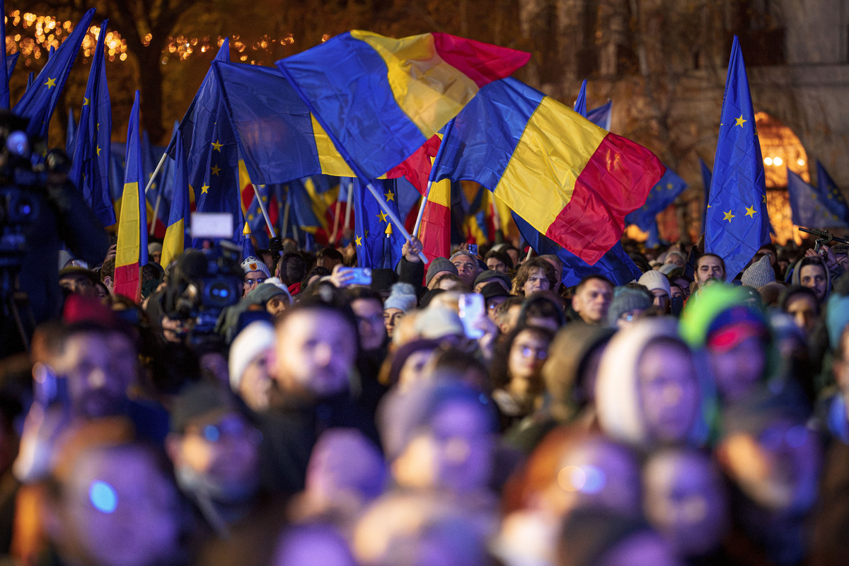 Elezioni annullate in Romania, scattano le perquisizioni in tre abitazioni di Bucarest Elezioni annullate in Romania, scattano le perquisizioni in tre abitazioni di Bucarest