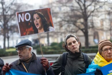 Flash mob, presidi e tensione per la Prima della Scala: lancio di petardi vicino al Teatro. FOTO