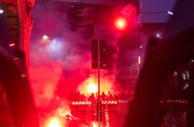 Caos alla Prima della Scala: bombe carta e fumogeni contro il cordone di sicurezza | VIDEO