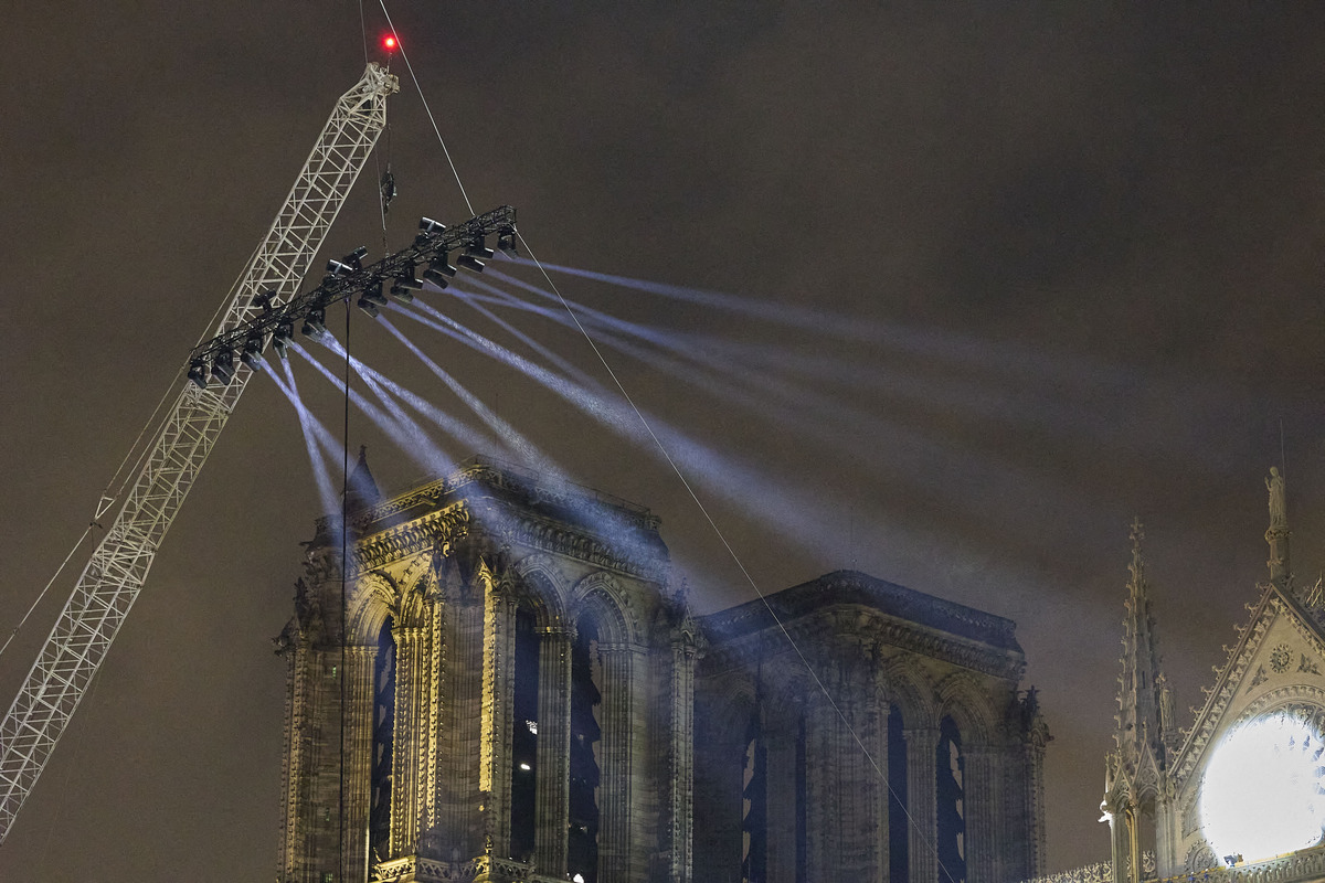 Francia, Parigi blindata per l’apertura di Notre Dame: attesi Meloni e Mattarella. Il compromesso dei socialisti con Macron Francia, Parigi blindata per l’apertura di Notre Dame: attesi Meloni e Mattarella. Il compromesso dei socialisti con Macron