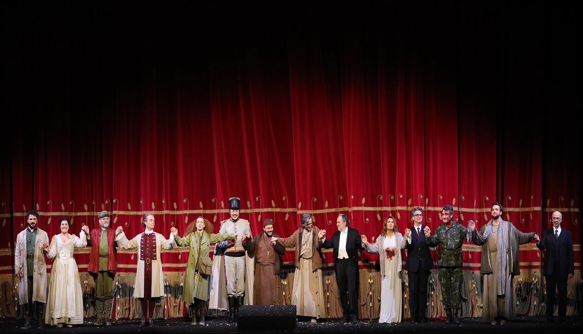 Prima della Scala, 12 minuti di applausi per La Forza del destino. Qualche buu per la russa Netrebko Prima della Scala, 12 minuti di applausi per La Forza del destino. Qualche buu per la russa Netrebko