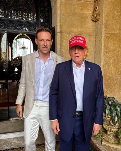 Trump e quei legami con l’estrema destra tedesca: chi è Phillipp-Anders Rau, l’ex pornostar ospite del tycoon durante le presidenziali