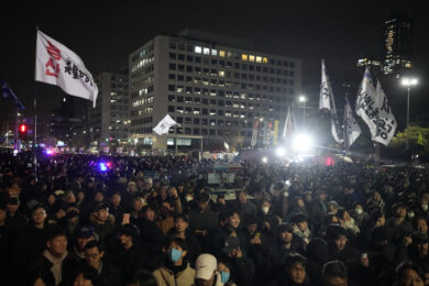 Caos politico-sociale in Corea del Sud ma non passa l’impeachment al presidente. Cosa succederà ora?