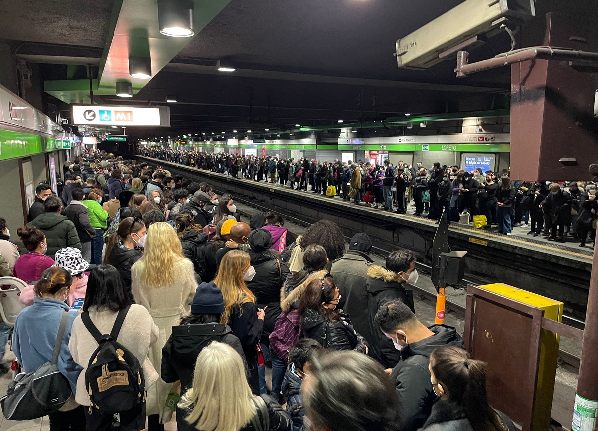 Sciopero dei trasporti il 13 dicembre (di nuovo di venerdì). Si fermano treni, mezzi pubblici e taxi Sciopero dei trasporti il 13 dicembre (di nuovo di venerdì). Si fermano treni, mezzi pubblici e taxi