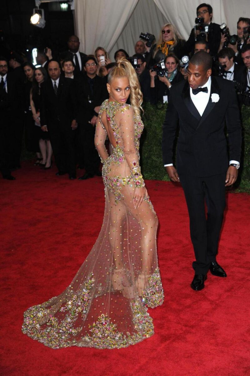 Jay Z, il marito di Beyoncé accusato di aver violentato una bimba di 13 anni con Puff Daddy. La furia del rapper Jay Z, il marito di Beyoncé accusato di aver violentato una bimba di 13 anni con Puff Daddy. La furia del rapper