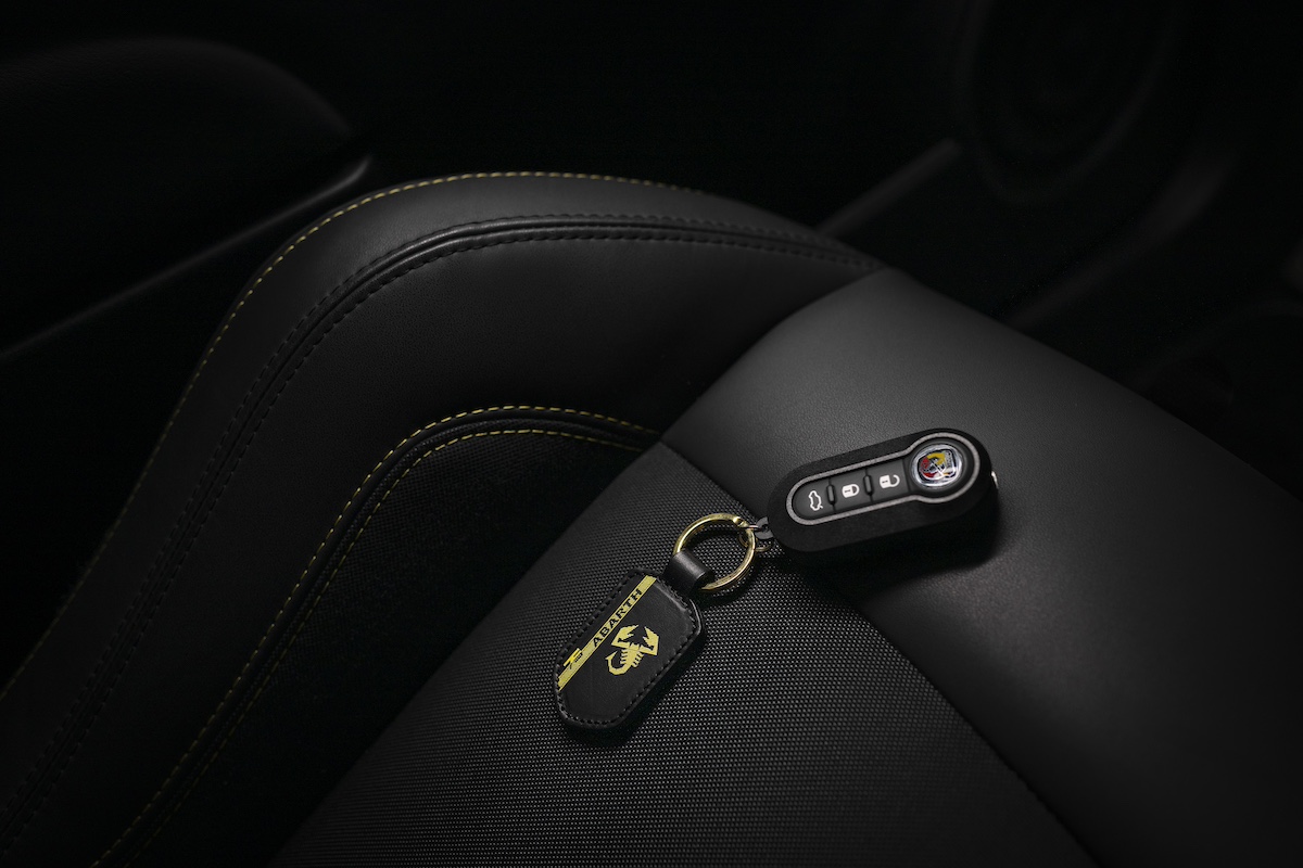Abarth 75° Anniversario: la collezione di merchandising che celebra l’anima dello scorpione