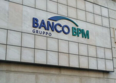 Borsa, Milano chiude in calo: Banco Bpm brilla dopo la scalata di Crédit Agricole
