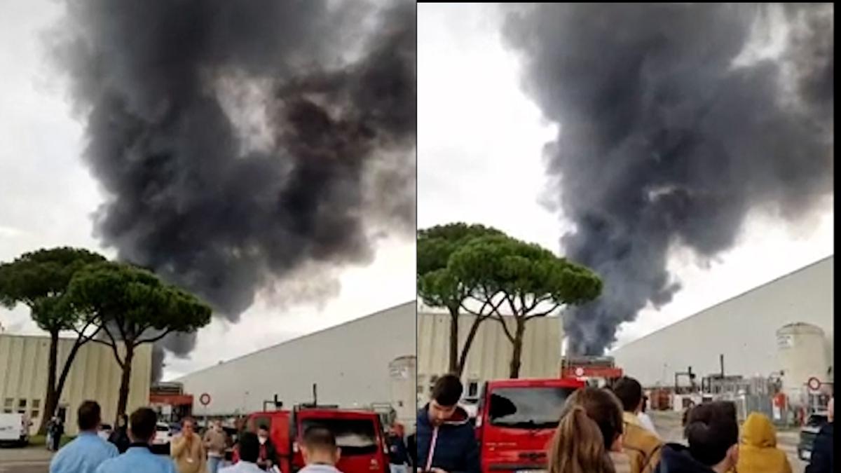 Esplosione in una raffineria del sito Eni di Calenzano nel fiorentino: due morti, nove feriti e tre dispersi. Il video dell’impressionante colonna di fumo nero Esplosione in una raffineria del sito Eni di Calenzano nel fiorentino: due morti, nove feriti e tre dispersi. Il video dell’impressionante colonna di fumo nero