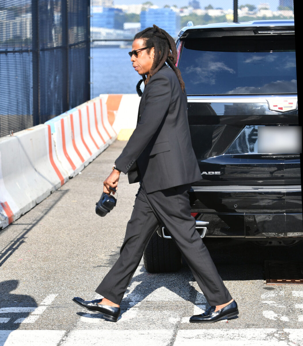 Jay Z, il marito di Beyoncé accusato di aver violentato una bimba di 13 anni con Puff Daddy. La furia del rapper Jay Z, il marito di Beyoncé accusato di aver violentato una bimba di 13 anni con Puff Daddy. La furia del rapper