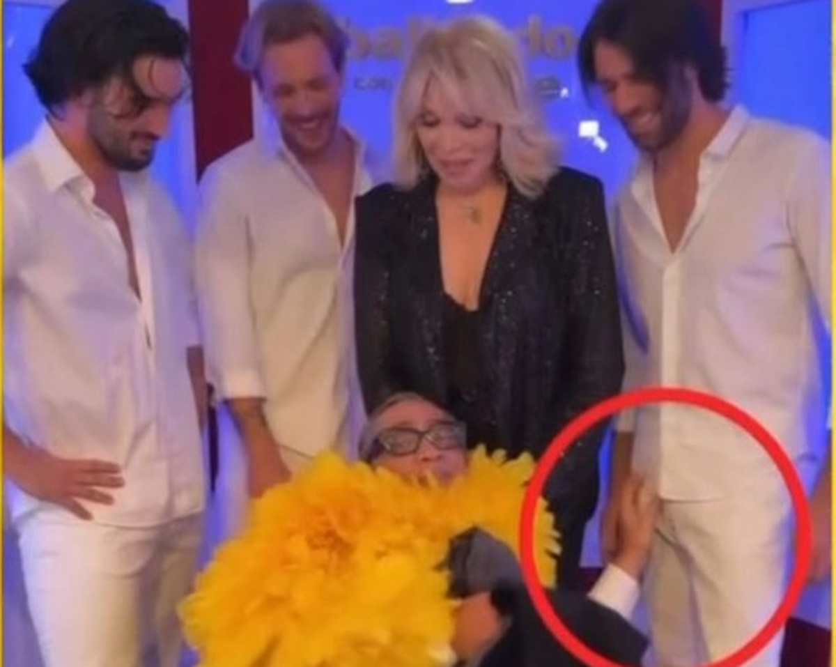 Ballando con le stelle, Guillermo Mariotto rischia il posto da giudice: altro che malore, spunta l’accusa di molestie a un ballerino Ballando con le stelle, Guillermo Mariotto rischia il posto da giudice: altro che malore, spunta l’accusa di molestie a un ballerino