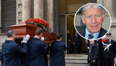 Pillitteri, la camera ardente: garofani rossi per l’ex sindaco di Milano