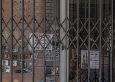 A Milano ci sono quasi 10mila negozi vuoti: tra desertificazione commerciale e strade dello shopping che resistono