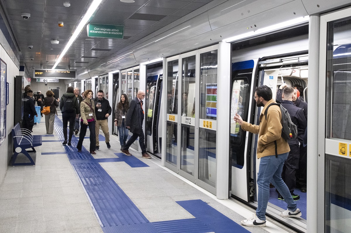 Milano, linea M4 sospesa: treno fermo in galleria tra California e Susa Milano, linea M4 sospesa: treno fermo in galleria tra California e Susa