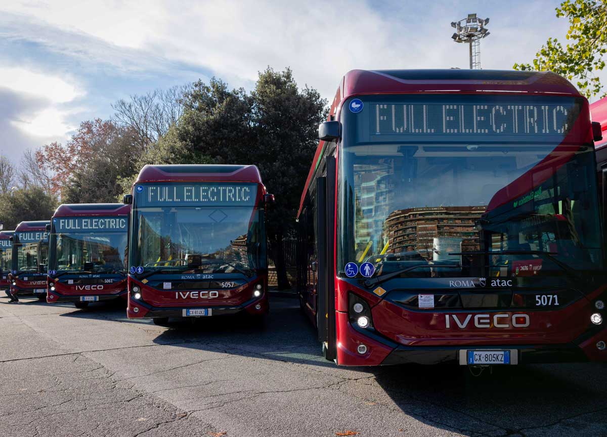 Bus elettrici, Roma fa il “pieno green” con 411 mezzi nuovi di zecca. I primi 110 mezzi su strada entro fine mese