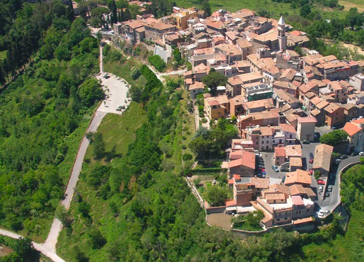Manca l’acqua in casa, per vendetta taglia le gomme delle macchine del Comune. Anche quelle dei vigili urbani Manca l’acqua in casa, per vendetta taglia le gomme delle macchine del Comune. Anche quelle dei vigili urbani