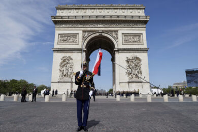 Francia, rientrato l’allarme bomba dopo che è stato evacuato l’Arc de Triomphe. Riaperto il monumento