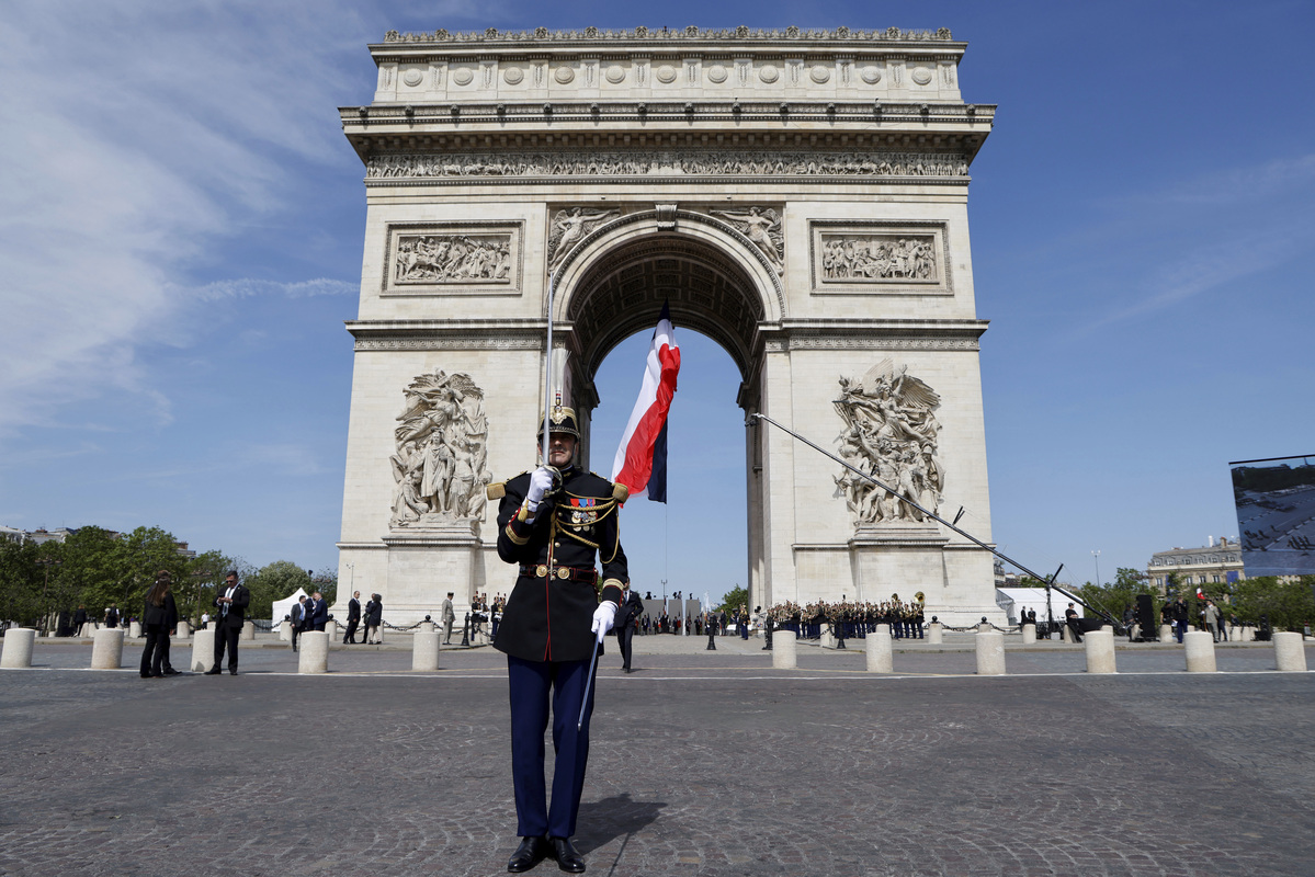 Francia, rientrato l’allarme bomba dopo che è stato evacuato l’Arc de Triomphe. Riaperto il monumento Francia, rientrato l’allarme bomba dopo che è stato evacuato l’Arc de Triomphe. Riaperto il monumento