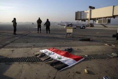 Siria sotto sopra, Mosca: “Assad è al sicuro in Russia”. L’affondo di Khamenei: “Usa e Israele dietro a quanto accaduto: ci sarà più violenza”