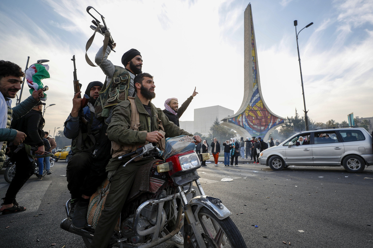 Siria sotto sopra, Mosca: “Assad è al sicuro in Russia”. L’affondo di Khamenei: “Usa e Israele dietro a quanto accaduto: ci sarà più violenza” Siria sotto sopra, Mosca: “Assad è al sicuro in Russia”. L’affondo di Khamenei: “Usa e Israele dietro a quanto accaduto: ci sarà più violenza”
