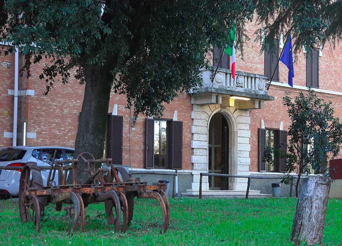 Scuola, lezioni per 7 ore e 10 minuti di ricreazione: all’Agrario Garibaldi tira aria di “rivolta”: “Siamo come prigionieri” Scuola, lezioni per 7 ore e 10 minuti di ricreazione: all’Agrario Garibaldi tira aria di “rivolta”: “Siamo come prigionieri”